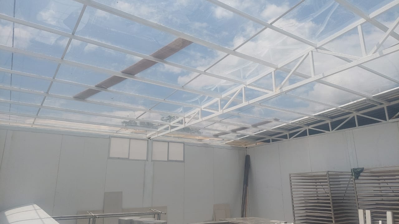 Dall’avvio del progetto a gennaio 2026, i lavori nello stabilimento di trasformazione delle banane Harton sono continuati a gonfie vele! A fine marzo i lavori di rinnovo e ingrandimento degli edifici