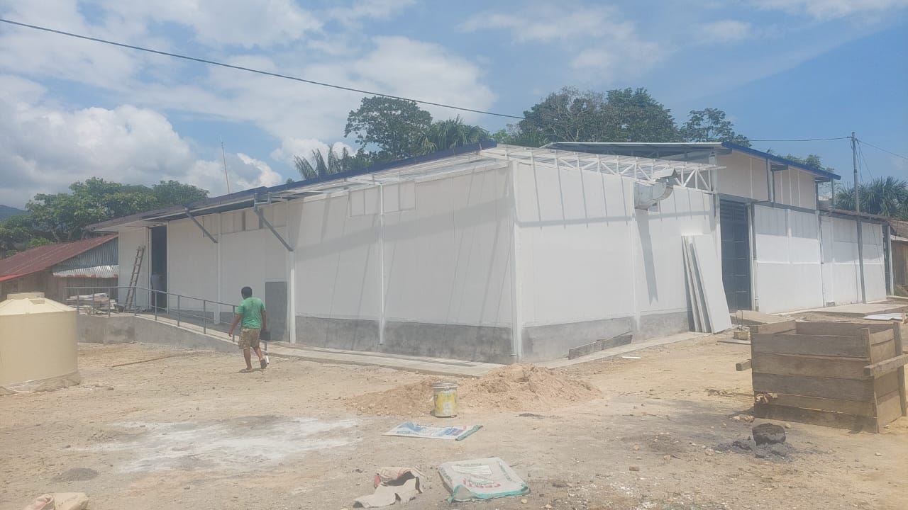 Dall’avvio del progetto a gennaio 2026, i lavori nello stabilimento di trasformazione delle banane Harton sono continuati a gonfie vele! A fine marzo i lavori di rinnovo e ingrandimento degli edifici